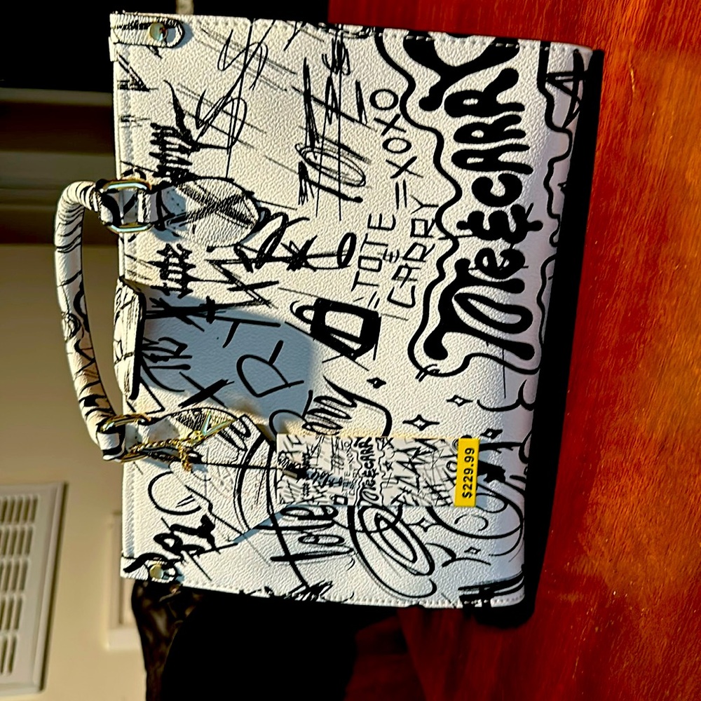 I’m trying to sell my brand new unused tote n carry graffiti bag